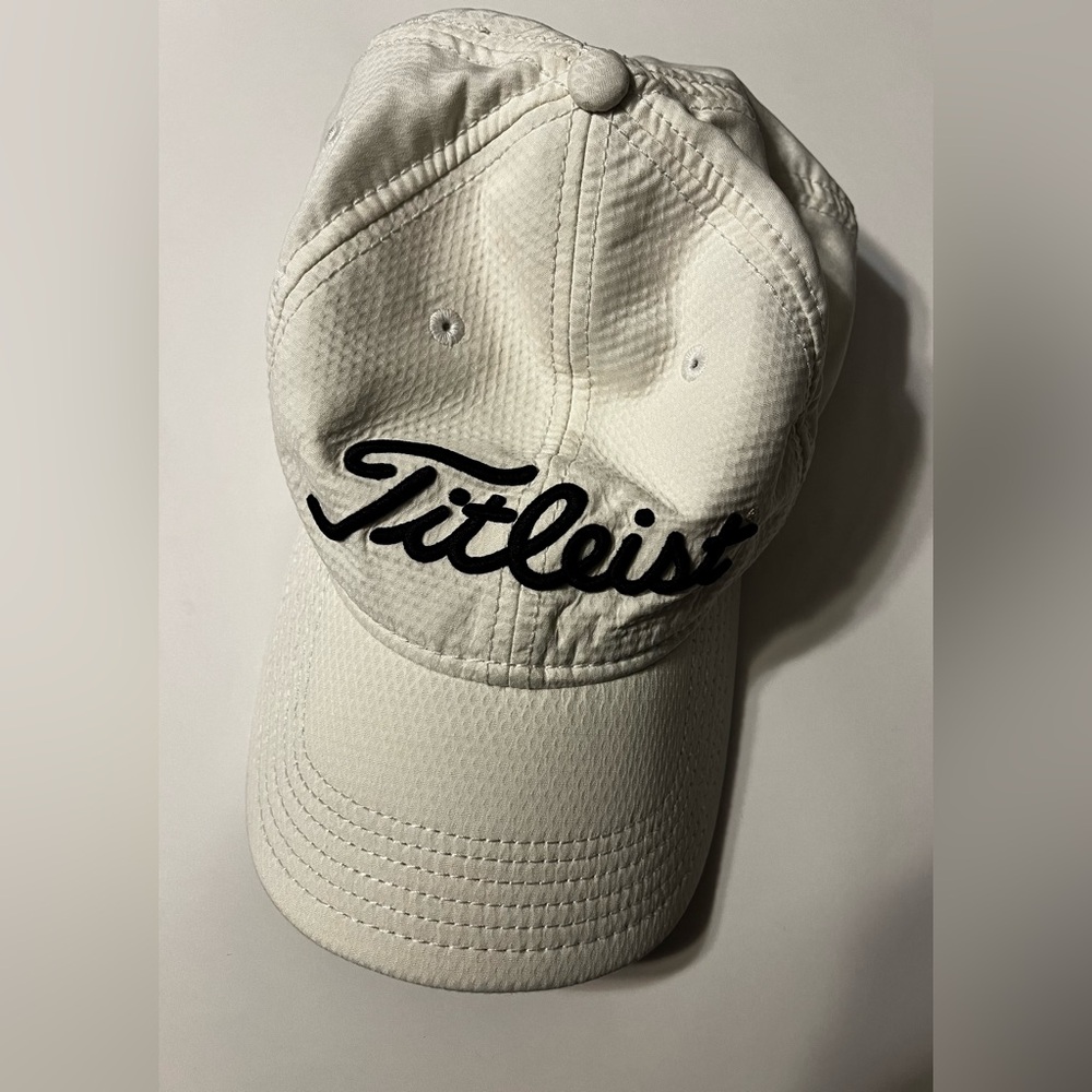 Titilist Men’s Golf Hat Off White With Black Embroidered Logo